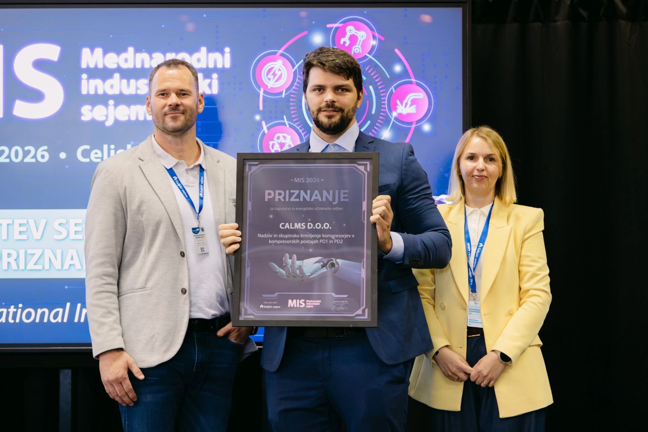 Miha Lazar on stage with the award for the most sustainable and energy-efficient solution in industrial compressed air management